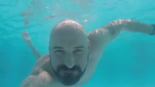 Mann Taucht Hotelpool Meer Oder Meerblick Unter Wasser — Stockvideo