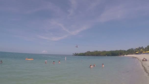 Seilrutsche Über Dem Meer Großer Steigbügel Cay Beereninseln August 2017 — Stockvideo