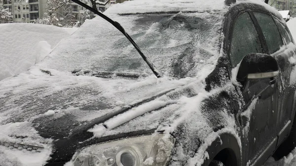 눈으로 뒤덮인 주차장의 얼어붙은 — 스톡 사진
