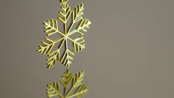 Gouden Plastic Sneeuwvlok Decoratie Draaien Rond Reflectie Spiegel Reflectie Spiegel — Stockvideo
