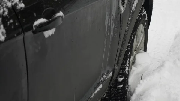 深い冬の雪の中で車のホイールゴムタイヤのクローズアップ 輸送と安全の概念 雪とタイヤのタイヤトラックと雪の冬の道 — ストック写真