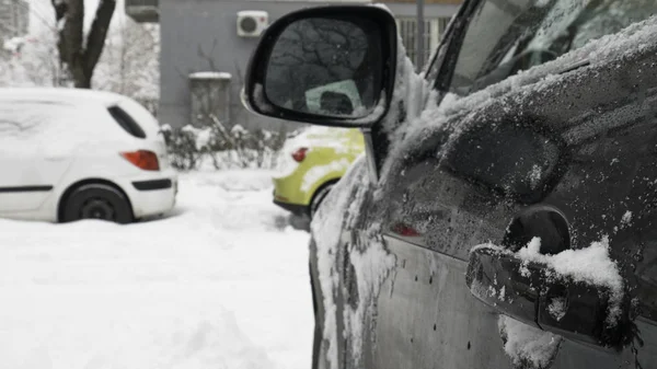 Zaparkowane Samochody Pokryte Śniegiem Zimowy Dzień — Zdjęcie stockowe
