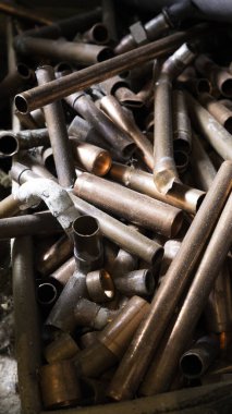 Bir kutuda doğranmış bakır tüpler. Hurda metal. Bakır tüp hurdası.