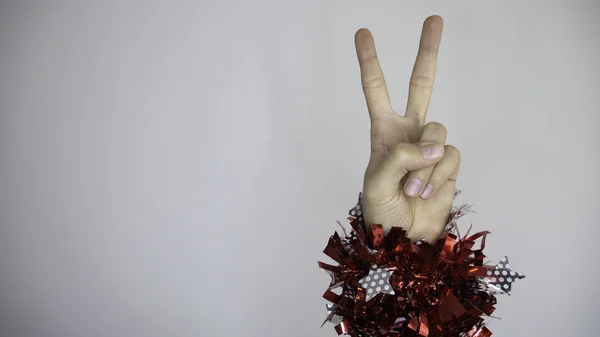 Női Kéz Béke Szimbólumában Szilveszteri Díszkoszorúkkal Negatív Tér Reklámhely Másolása — Stock Fotó