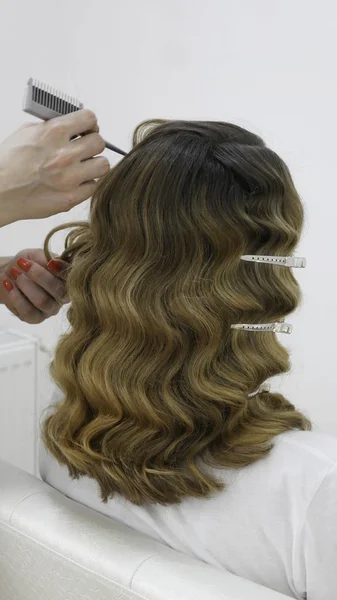 Friseurhände Kämmen Lange Haare — Stockfoto