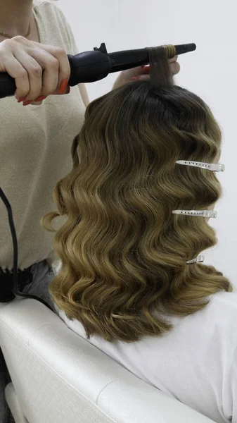 サロンでプロの美容師手カーリングヘア — ストック写真
