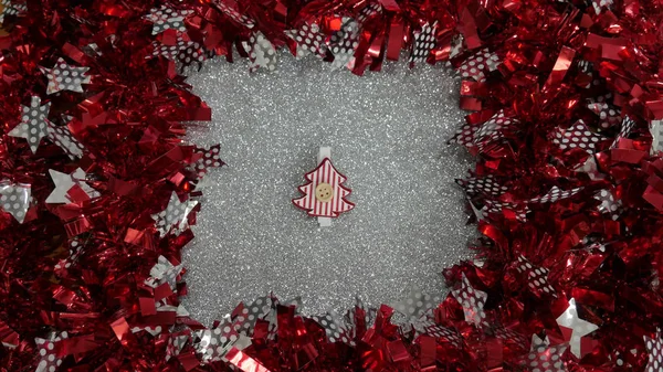 Piccolo Albero Natale Decorativo Legno Ghirlanda Twisted Tinsel Rossa Argento — Foto Stock