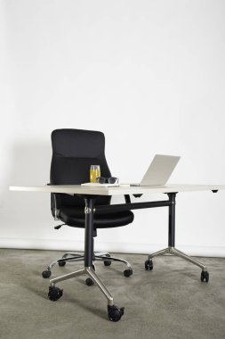 Beyaz arka planda ofis mobilyaları. Boş ofis.