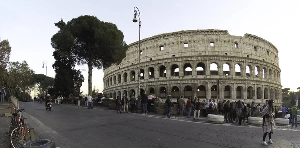 Туристы Перед Колизеем Риме Италия Апрель 2019 — стоковое фото