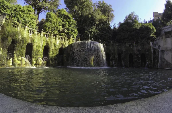 Oval Çeşme (Fontana dell 'Ovato) güneşli bir günde İtalya' nın Tivoli kentindeki Villa D 'Este' nin güzel bahçelerinde.. 