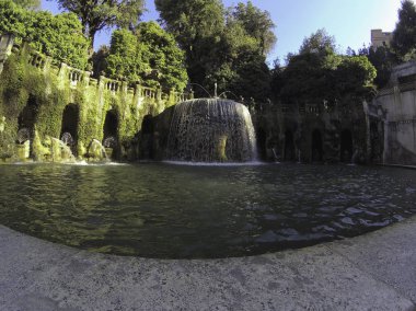 Yumurta şekilli havuzu ve Sibyl Albunensa heykeli olan Fontana dell 'Ovato. Teras yamaç parkı, Rönesans bahçesi Tivoli, İtalya 'da Villa d' Este 'nin yanında..