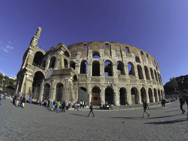 Люди Посещают Знаменитый Колизей Центре Рима Разрушение Римского Колизея Риме — стоковое фото