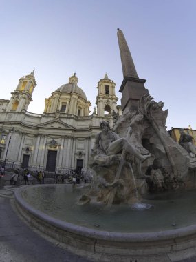 Roma, İtalya - Nisan 2019: Sant 'Agnese Piazza Navone' daki Agone kilisesinde. Piazza Navona 'nın ortasında Mısırlı Obelisk ile Dört Nehir Çeşmesi.