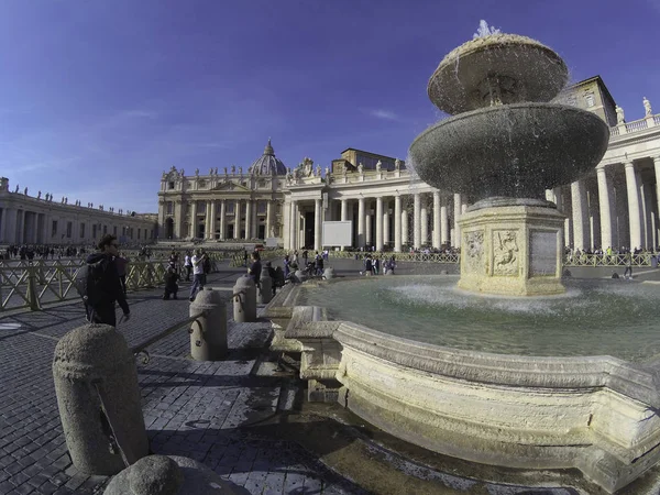 Площадь Святого Петра Фонтан Бернини Туристы Ватикан Рим Италия Собор — стоковое фото