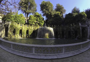  Oval Çeşme (Fontana dell 'Ovato) güneşli bir günde İtalya' nın Tivoli kentindeki Villa D 'Este' nin güzel bahçelerinde. Oval Çeşme ya da Fontana dell 'Ovato' nun yumurta şekilli havuzu ve Sibyl Albunensa heykeli gibi büyük taş havzaları.. 