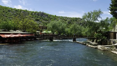 Blagaj, Bosna-Hersek, Nisan 2019: Blagaj, Bosna-Hersek 'teki Buna Nehri' ndeki Köprü.