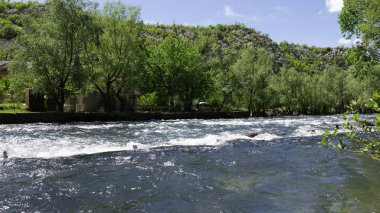 Blagaj Tekke. Mağara, Bosna 'nın Buna Nehri' ni oluşturmak için akan bir karst nehrine çıkıyor..