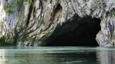 Mağara altında Bosna Köyü Blagaj yakınındaki bir uçurum Buna nehrin kaynağıdır.