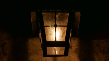 Gece eski bir duvarda dekoratif lamba.