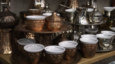 Eski Şehir Mostar, Bosna-Hersek 'te ziyaretçiler ve turistler için hatıra olarak bakır ürün .