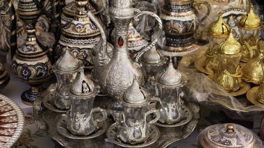 Türk lokum bardakları, tencereler, çaydanlıklar ve hediyelik eşyalar bakırdan yapılır. Bosna-Hersek Mostar şehri. Yerel geleneksel el sanatları çay ve kahve kapları ve bardaklar (Türk tarzı).
