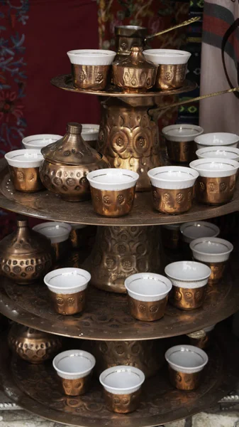 伝統的な手作りのお土産 小さな銅カップとトルコのコーヒーポット — ストック写真