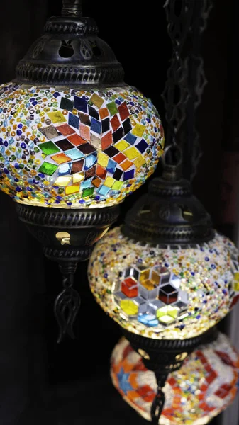 Kolorowe Autentyczne Tradycyjnie Ręcznie Robione Lampy Żyrandole Lub Lampy Mozaikowe — Zdjęcie stockowe