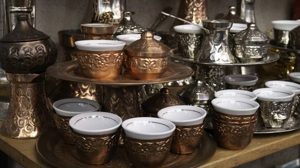 Hediyelik eşya dükkanında geleneksel metal eşyalar. Bakır kahve kupaları. Doğu otantik doğu bardakları.