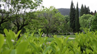 Bosna-Hersek 'in Mostar kentinin batı yakasındaki Zrinjski City Park, Nisan 2019.