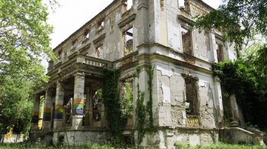 Bosna-Hersek 'in Mostar kenti - Nisan 2019: Mostar' daki savaşın eski cephe hattında yıkılan bina. Mostar, Bosna-Hersek 'teki iç savaş sırasında yıkılan bina.