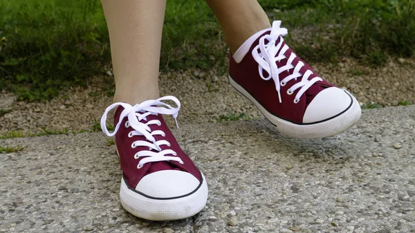 Mulheres Pés Vestindo Sapatos Tênis Moda Vermelha Estilo Hipster — Fotografia de Stock
