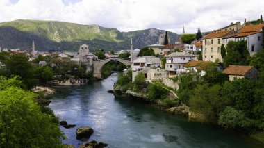 Eski Köprü ve Bosna-Hersek 'in Mostar kenti Panorama.  