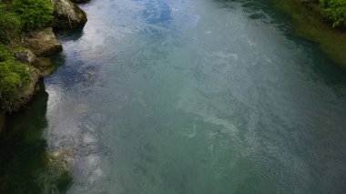 Mostar, Bosna-Hersek. Muhteşem bir manzara. Turkuaz rengiyle ünlü Neretva Nehri manzarası.