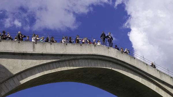 Mostar Βοσνία Ερζεγοβίνη Απρίλιος 2019 Δύτης Ετοιμάζεται Πηδήξει Από Γέφυρα — Φωτογραφία Αρχείου