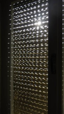 İçeriden bakıldığında - Güneş ışınlarının geçtiği eski ahşap panjurlu pencereler.