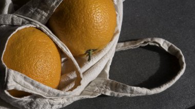 Pamuk torbada iki portakal