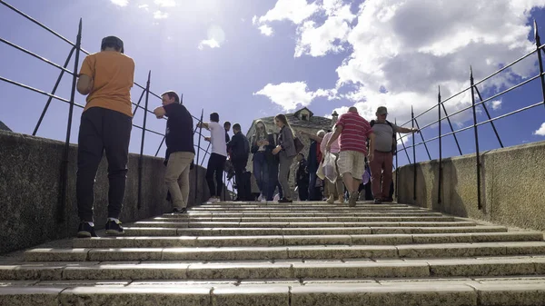 Mostar Bośnia Hercegowina Kwiecień 2019 Turyści Moście Stari Most Mostarze — Zdjęcie stockowe