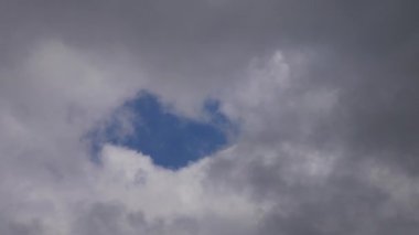 Beyaz-gri bulutlar gökyüzünde hareket eder - hızlandırılmış video.