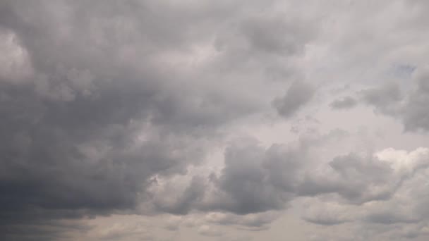 Γκρι Σύννεφα Πριν Από Την Καταιγίδα Καλύπτουν Ολόκληρο Τον Ουρανό — Αρχείο Βίντεο
