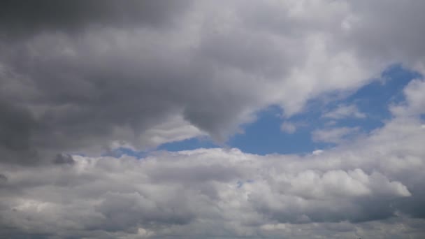 白い灰色の雲が青い空を航海 加速ビデオ — ストック動画