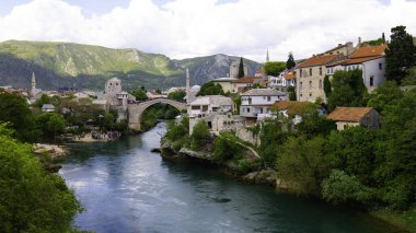 Eski Köprü ve Bosna-Hersek 'in Mostar kenti Panorama.