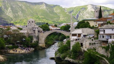 Bosna-Hersek 'in Eski Mostar ve Stari Köprüsü Panoraması, Nisan 2019.