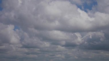 Mavi gökyüzünde hareket eden beyaz bulutlar - hızlandırılmış video.