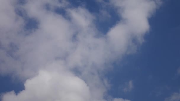 Nubes Moviéndose Través Del Cielo Azul — Vídeo de stock