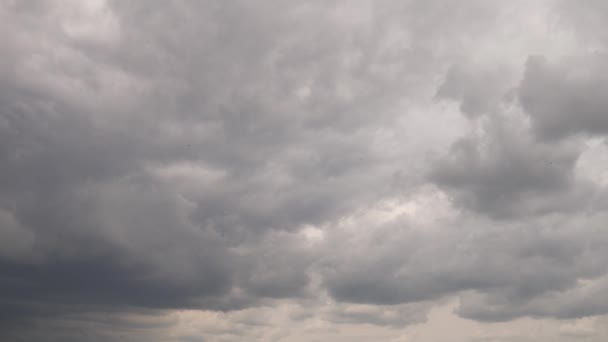 Πυκνά Γκρίζα Σύννεφα Που Κινούνται Στον Ουρανό — Αρχείο Βίντεο