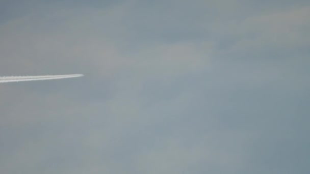 Avion Laisse Des Traces Chimiques Dans Ciel Bleu — Video