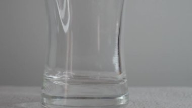 Su bardağa dökülür.