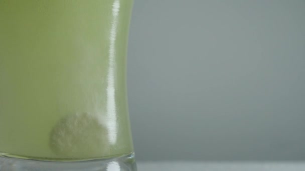 Brausetablette Glas Wasser Mit Blasen — Stockvideo