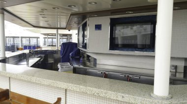 Corona virüsü sırasında yolcu gemisinde boş bar alanı. İnsan yok. Kimse.. 