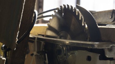 Çeşitli kesme işleri için çelikten yapılmış bıçaklar. Masa testeresi odun kesiyor.